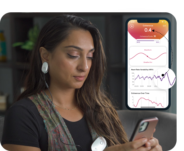 Femme utilisant l'application de cohérence cardiaque avec capteur, visualisation en temps réel de la variabilité cardiaque